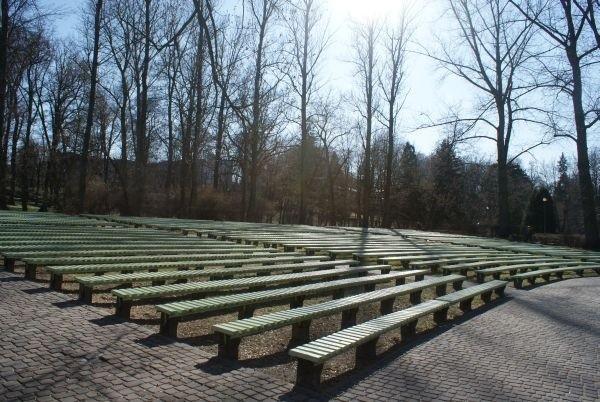 amfiteatr w parku. niektóre z nich malowałam osobiście. było to kilka lat temu.