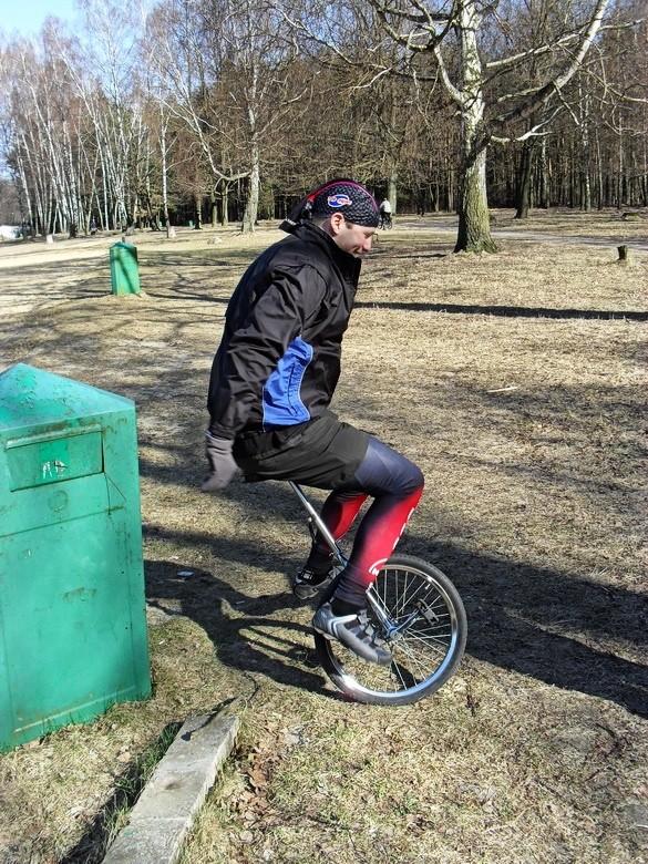 Siwy na monocyklu