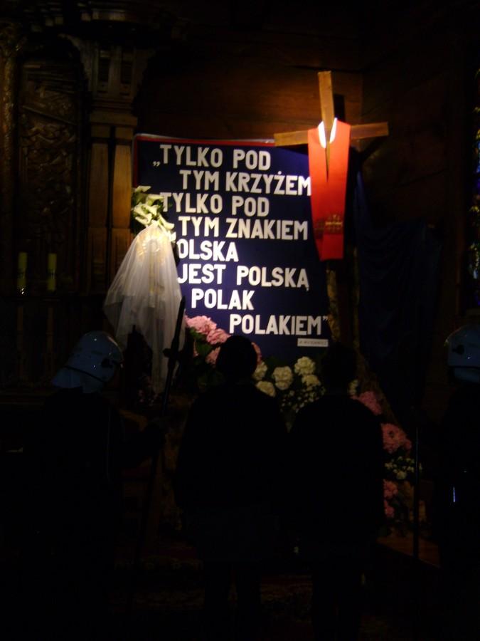 Strażacy pełniący straż przy grobie Jezusa w spalskim kościele