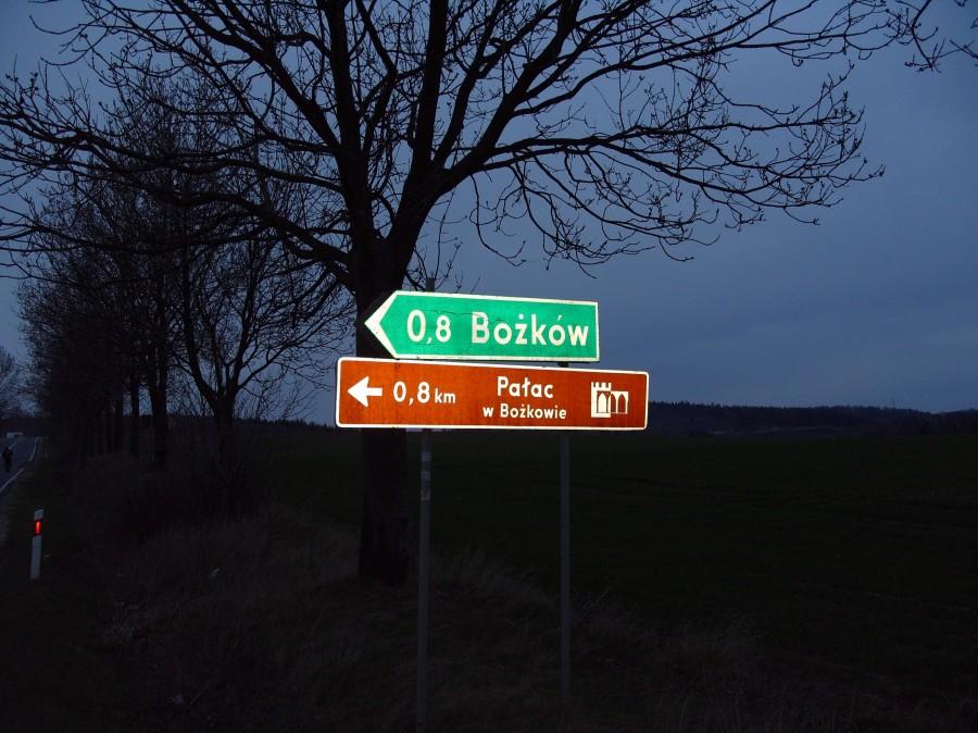 Bożków i w stronę pałacu. Niestety dawał dość mocny wiatr i jakaś mżawka się pojawiła tak że z ogniska nici ;(( czyli w stronę domu.
