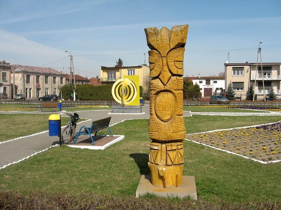 Pomnik i jego otoczenie