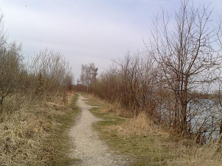 Ścieżka obok jeziora Hlucińskiego