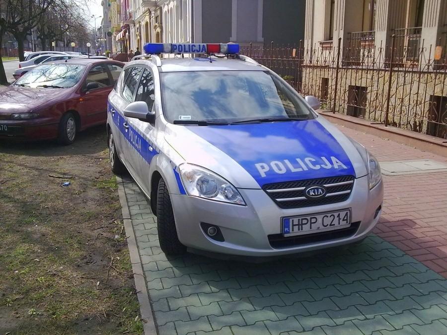 Policja Państwa Prawa parkuje na drodze dla rowerów I.