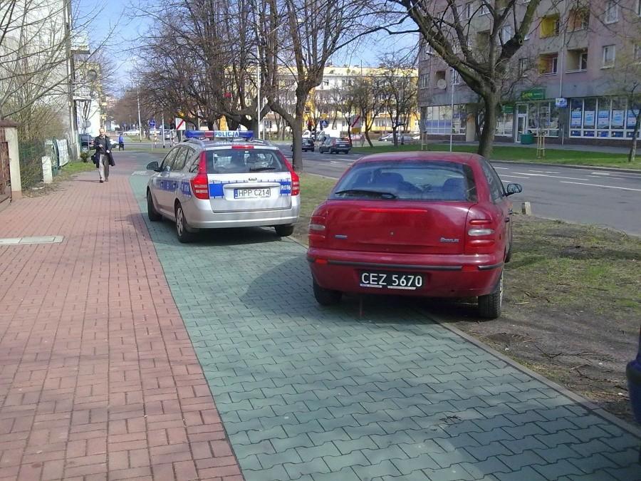 Policja Państwa Prawa parkuje na drodze dla rowerów II.