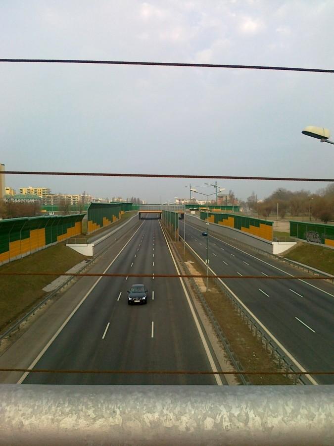 Widok na S8 z kładki przy Górcach