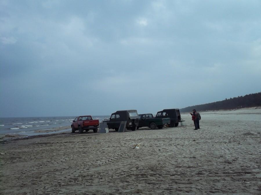 Terenówki na plaży w Jantarze