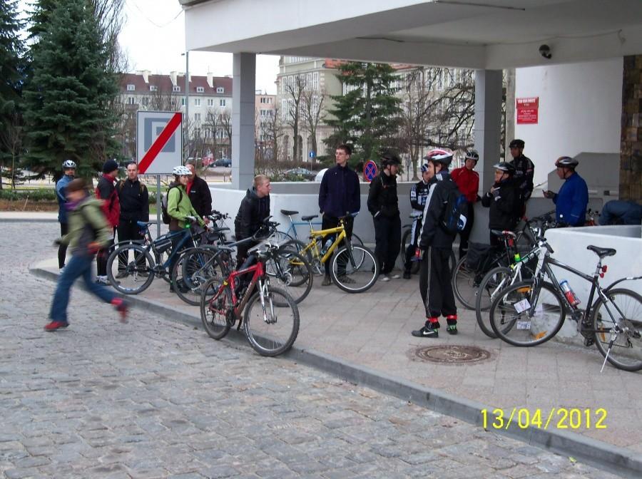 NA STARCIE-TYM RAZEM POD BUDYNKIEM USC