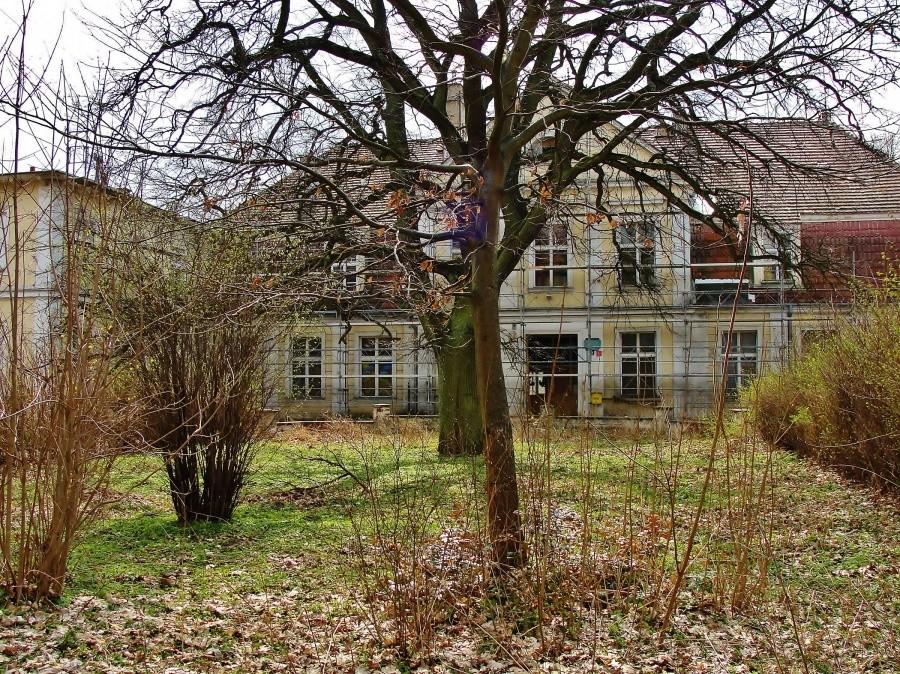 Barokowo-klasycystyczny dwór w Rusocinie .
