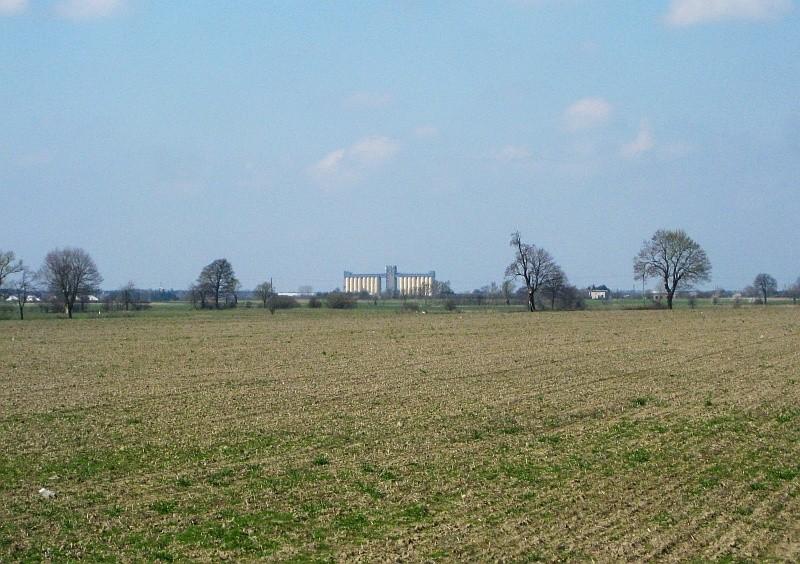 Elewator zbożowy w Gądkach w oddali