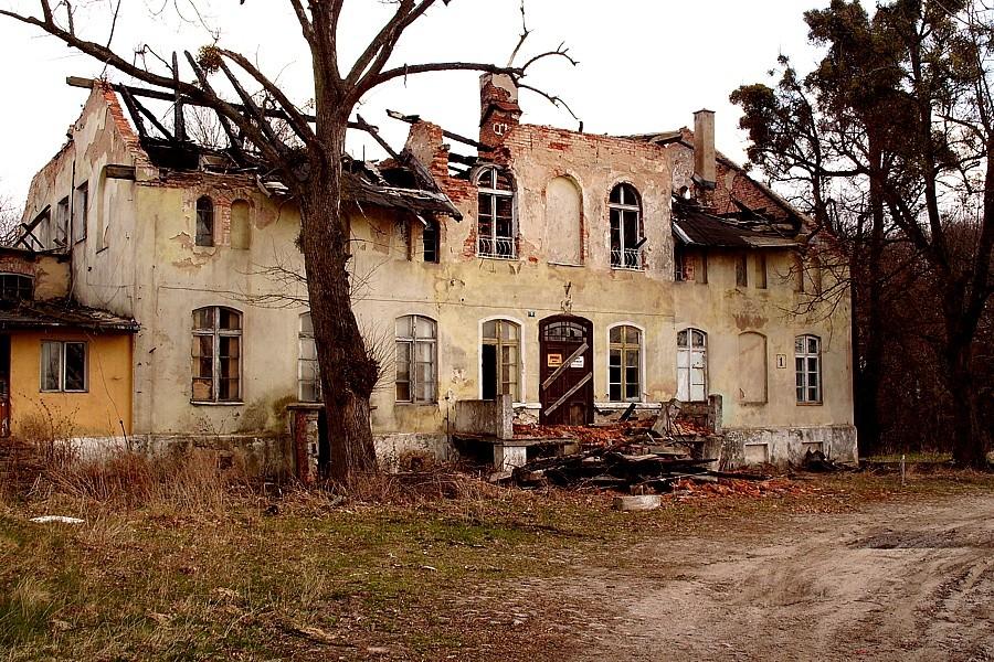 Zabytkowy dwór w Świńczu – obecnie w ruinie.