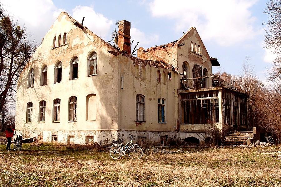 Zabytkowy dwór w Świńczu od strony ogrodu – obecnie w ruinie.