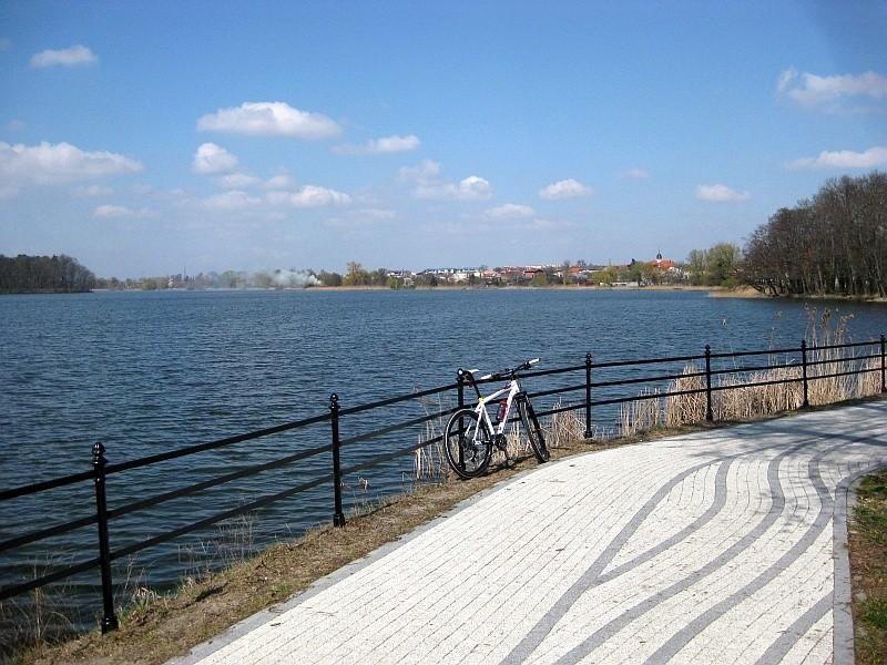 Kórnik - promenada nad Jeziorem Kórnickim