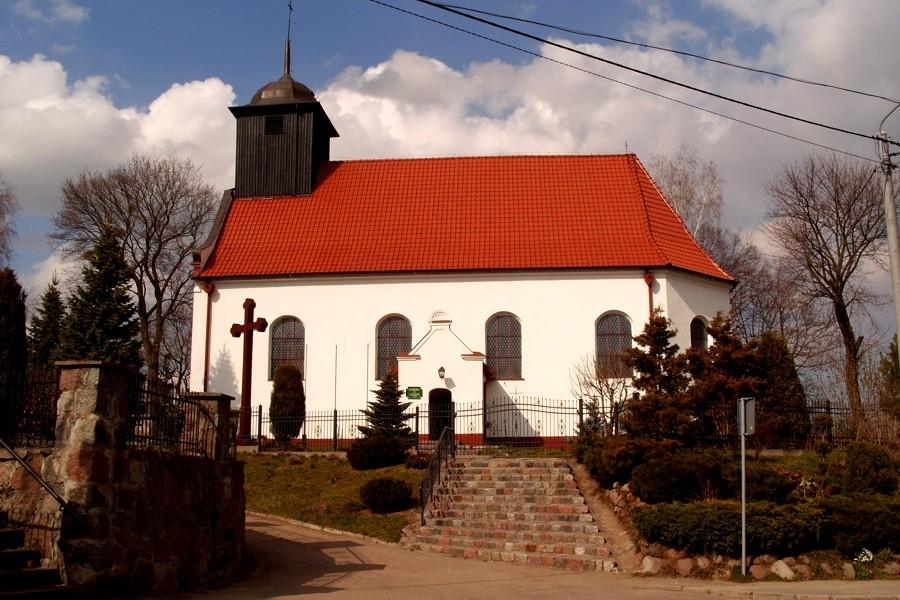 W środku wsi na wzniesieniu znajduje się kościół parafialny p.w. św. Jakuba. Budowę kościoła rozpoczęto najprawdopodobniej w XIII w.
