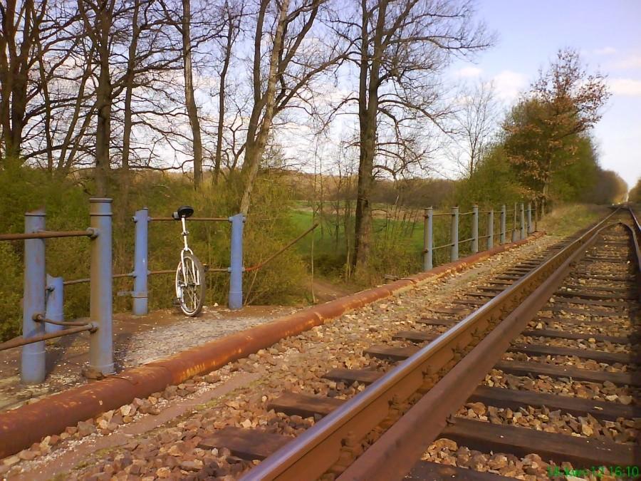 Mono nawiązuje kontakt ze zdewastowanymi żeliwnymi barierkami