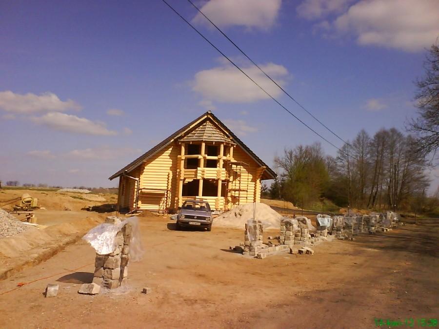 Pikny domek z piknych bali. Zwłaszcza w słońcu piknie się "świecą"
