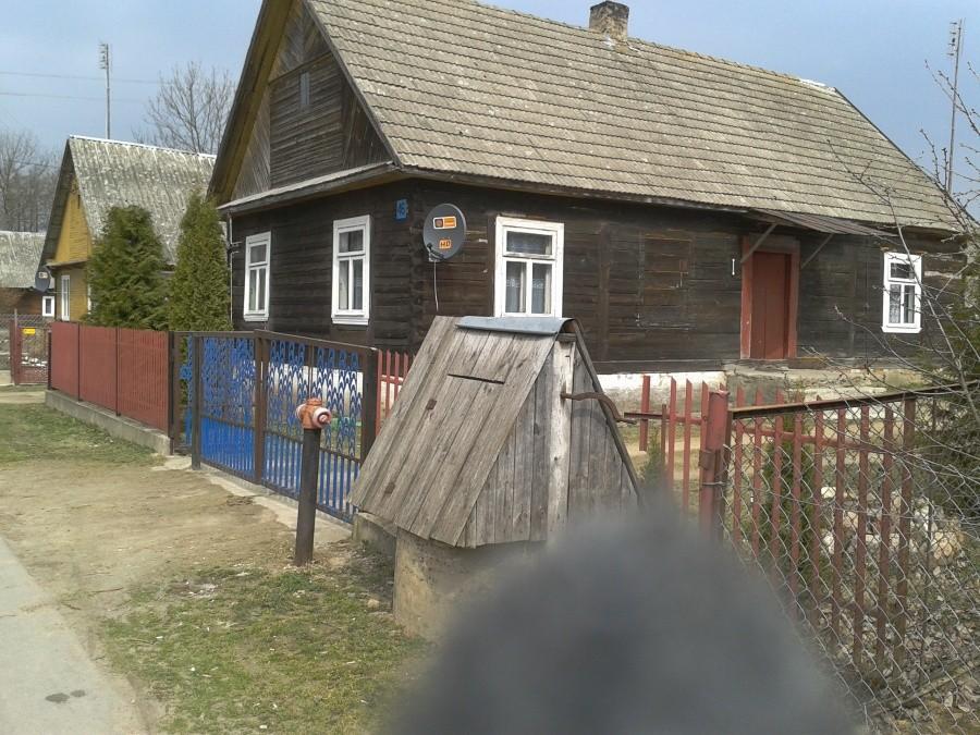 Typowy dom na Podlasiu, choć sporo widać opuszczonych i zniszczonych