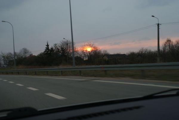 zachód słońca z samochodu, w okolicach Grójca, w drodze do domu.