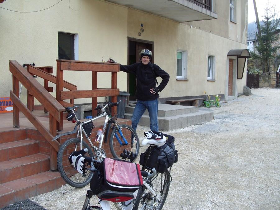 Po drodze zakup w sklepie, Ryjek się cieszy na widok smacznej kiełbaski