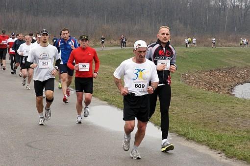V Półmaraton Dąbrowski - biegacz w koszulce Kellys-a. Pozdrawiam Źródło: dg.pl