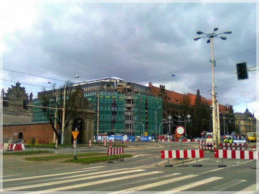 Brama Portowa. Aż dziwnie bez samochodów.