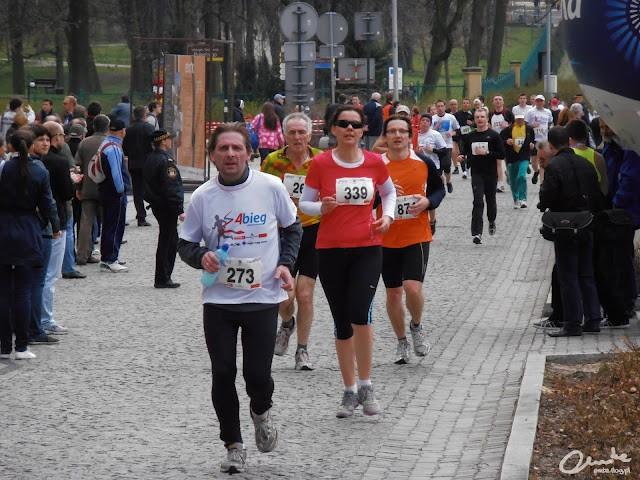 4 Bieg Częstochowski - pacemaker kończy pierwszą pętlę.