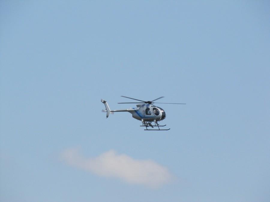 Helikopter krąży bez przerwy.