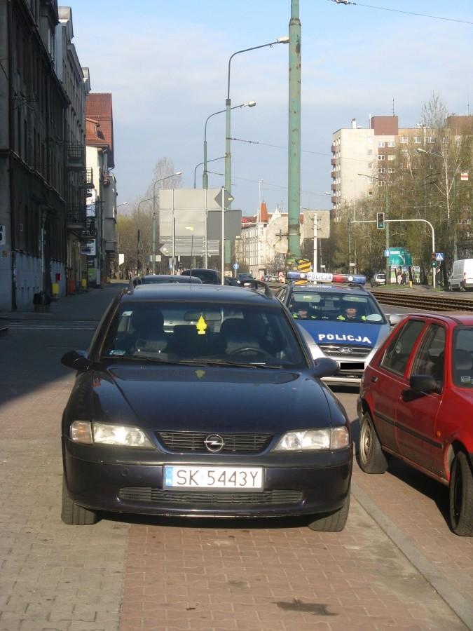 Burak na ścieżce rowerowej a policja (widoczna na zdjęciu) pyta czemu mu zdjecie robię