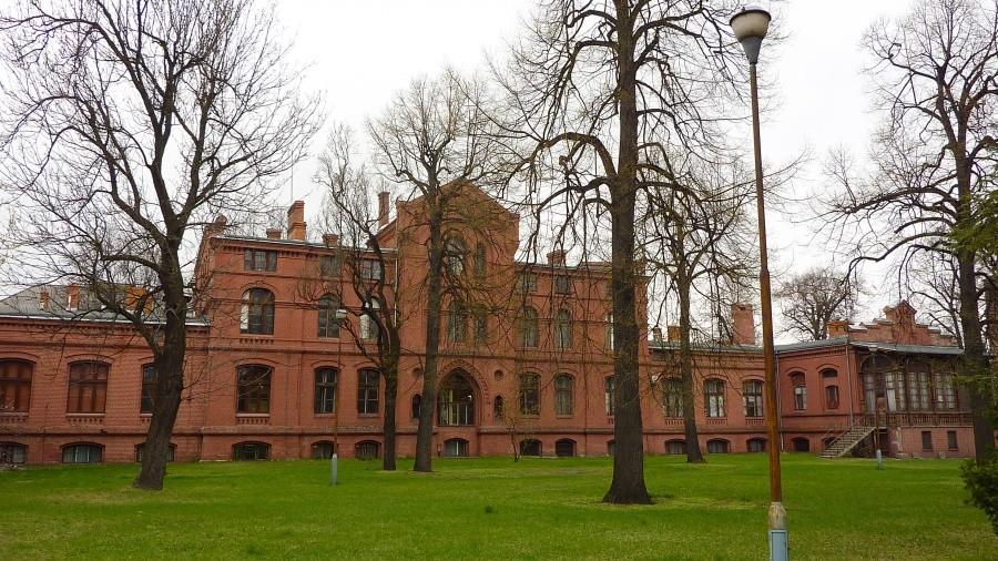 Szpital przyfabryczny - zbudowany w latach 1892 - 1894 i wzorowany na jednym z najnowocześniejszych w tym czasie szpitali - Klinice Drezdeńskiej.