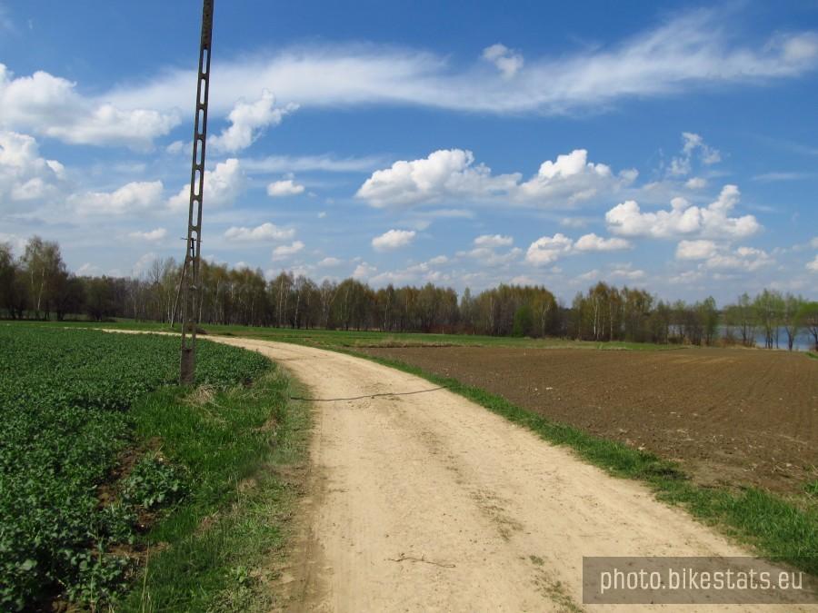 szlak rowerowy R4 w tym miejscu całkiem, całkiem