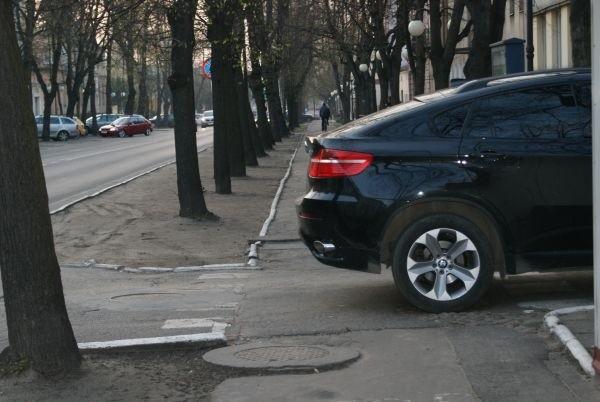 czyżby nie miał gdzie zaparkować?