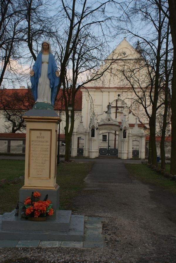 brama główna i plac przed Sanktuarium św. Anny