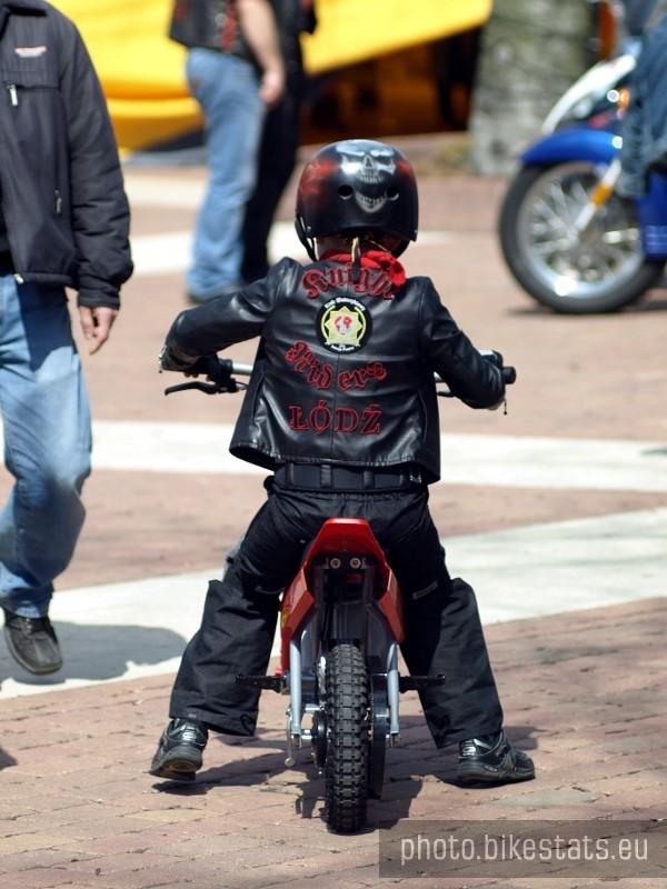 Młodzież na moto