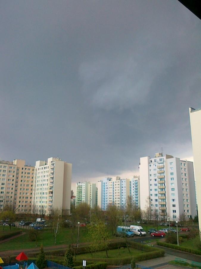 Czarne chmury nad osiedlem