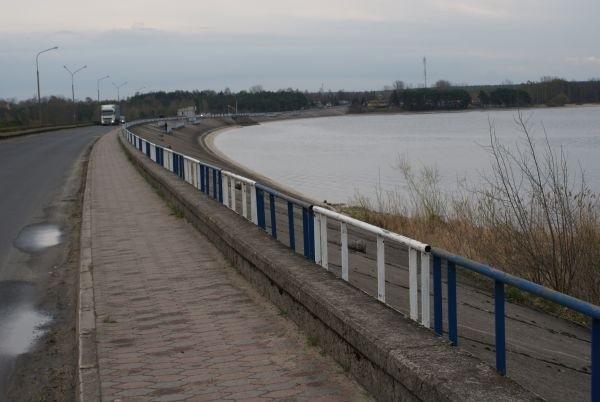 przez całą długość tamy
