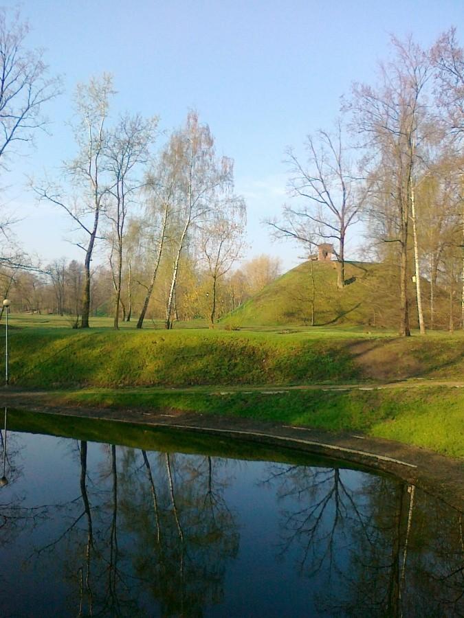 Fosa, w tle na górce fragment ruin