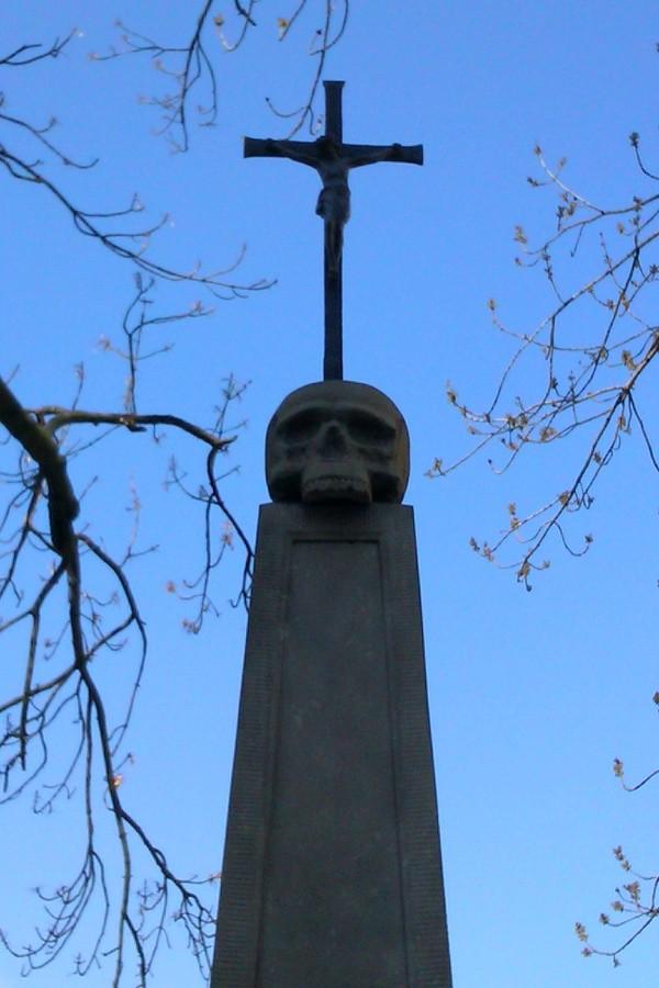 Krzyż z czaszką przy ul. Lindleya w Warszawie