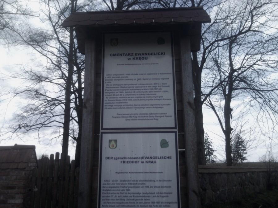 tablica informacyjna przy wejściu na cmentarz