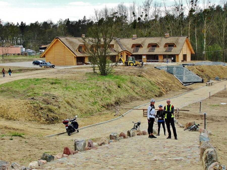 Ekipa pozuje do zdjęcia.