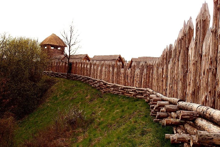 Drewniany płot otaczający grodzisko