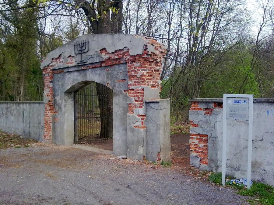 Wejście na teren częstochowskiego Kirkutu.
