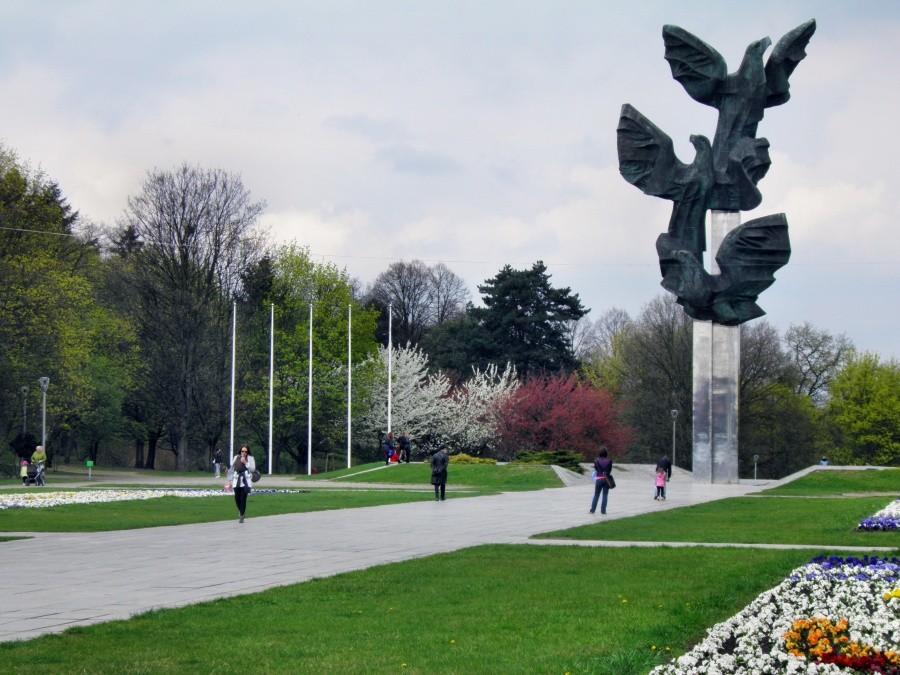 Fragment Parku Kasprowicza z pomnikiem Czynu Polaków.