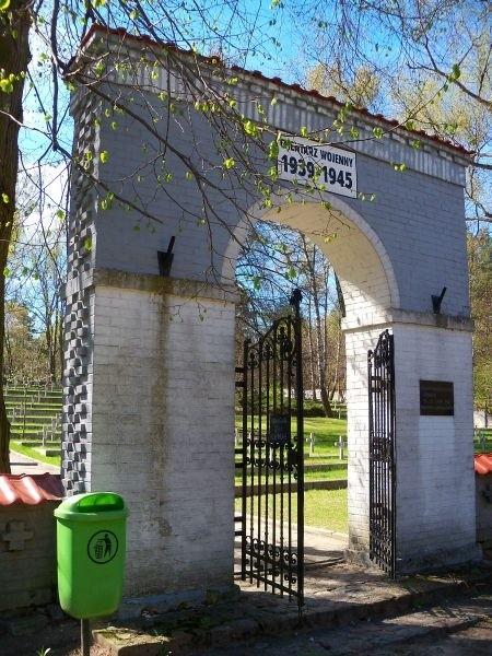 Cmentarz wojenny na skraju Izabelina i Lasek
