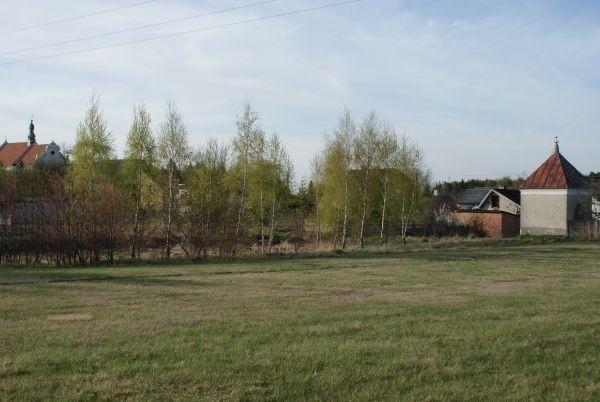 murowana kapliczka, a w tle po lewej Sanktuarium św. Anny w Smardzewicach