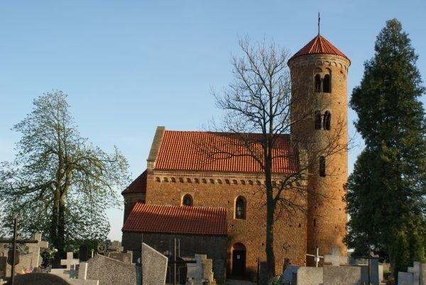 na szlaku romańskim, kościółek św. Idziego od strony cmentarza