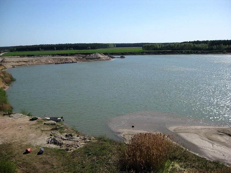 widok z nasypu na zbiornik wodny