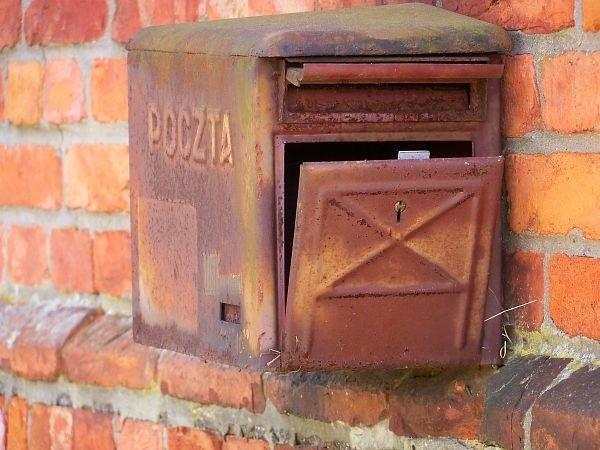 Stara skrzynka pocztowa na opuszczonym domu