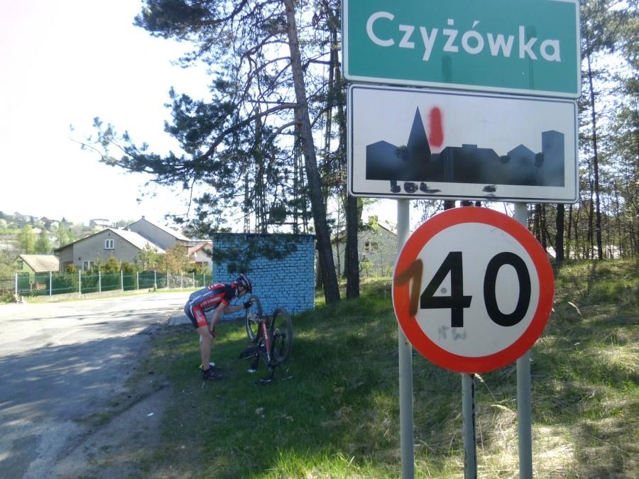 Czyżówka. Postój na serwis. Andrzej reguluje zacisk z tyłu. Ktoś zmienił ograniczenie prędkości :)