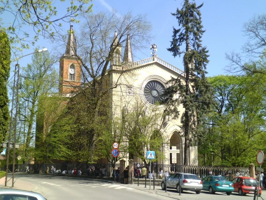 Krzeszowice - Kościółek i zgromadzenie wierni.