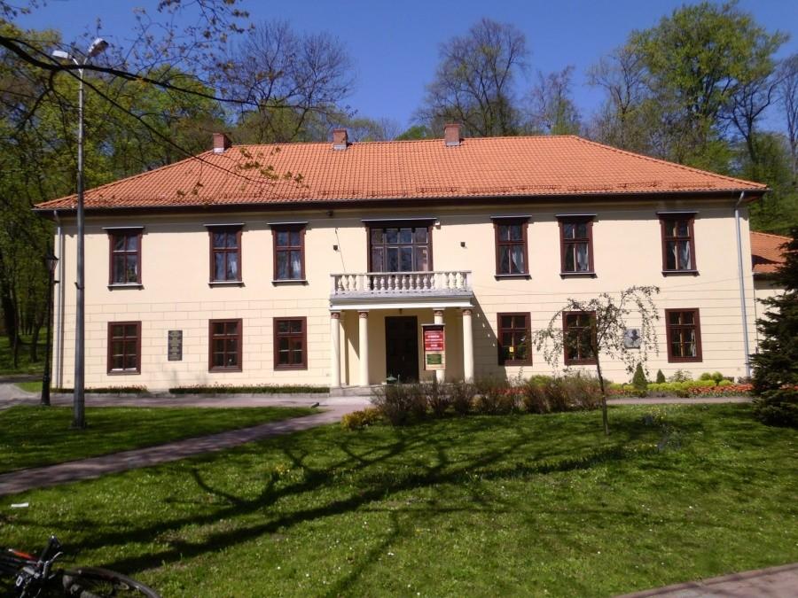 Krzeszowice: Nowy dwór w parku miejskim.