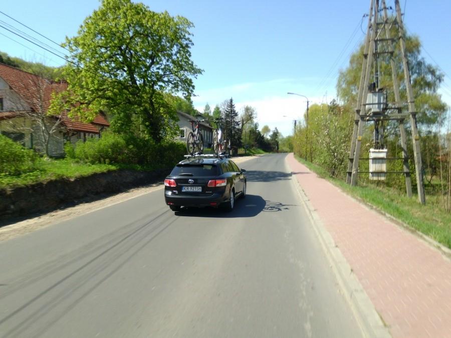 Droga na Rudno i zamek. Sporo rowerzystów dzisiaj się gdzieś wybiera.